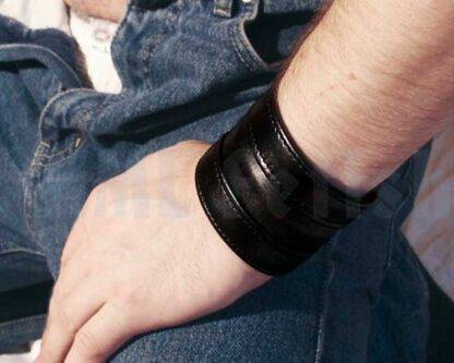 Armband-Börse mit farbigem Streifen