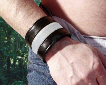 Armband-Börse mit farbigem Streifen